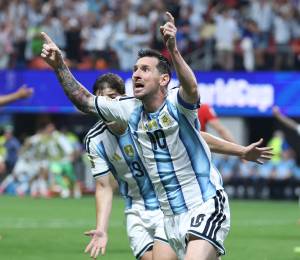 Lionel Messi celebra tras marcar el segundo gol de su equipo durante el partido de octavos de final de la Copa Mundial de 2026 entre Argentina y Egipto.