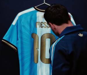 Lionel Messi junto a la camiseta que usará en su despedida con la selección Argentina.