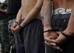 Fotografía referencial de jóvenes vinculados a grupos de crimen organizado arrestados.
