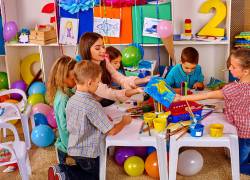 Funcionarios públicos con hijos menores de cinco años recibirán 93 dólares para la guardería de sus hijos, en caso de que la entidad en la que laboren no pueda proveer este servicio.