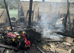 Tras el ataque, los agresores incendiaron el inmueble, provocando la muerte de cuatro personas.