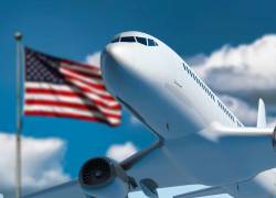 Avión despegando con bandera de Estados Unidos atrás.