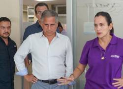 Fotografía que muestra al actual titular de Ambiente y Energía, Juan Carlos Blum, con la ministra saliente, Inés Manzano.