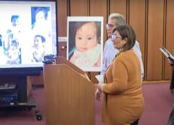 Los padres de Kristel Candelario pasan al estrado durante la audiencia de juzgamiento de su hija, instalada el 18 de marzo de este año.
