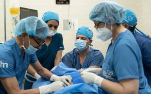 Médicos realizan cirugía de alta complejidad.