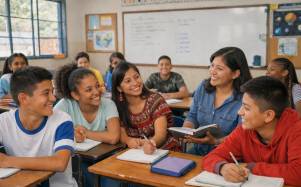 Imagen referencial de docente universitaria y estudiantes bajo un programa de vinculación académica.