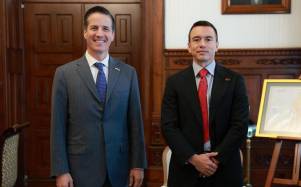 Fotografía difundida por la Presidencia de Ecuador que muestra al presidente de Ecuador, Daniel Noboa (d), posando junto al senador republicano por Ohio, y de origen colombiano, Bernie Moreno.