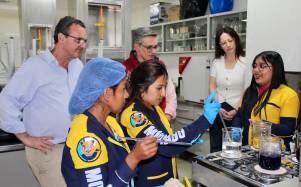 Estudiantes exponen un proyecto de investigación.