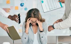 Mujer de negocios con agotamiento, sobrecargada de trabajo y abrumada.