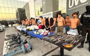 Como resultado del operativo, los agentes aprehendieron a 35 personas y aislaron a un menor de edad.