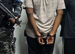 Fotografía del menor de edad detenido mientras está bajo custodia de uniformados