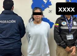 Fotografía que muestra el arribo de la exjueza Gina Zambrano a Ecuador, tras ser extraditada desde EE.UU.
