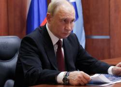 El presidente de Rusia, Vladimir Putin, asiste a una reunión con el jefe de la Región Autónoma de Chukotka de Rusia en Anadyr, Chukotka, luego de su visita a los Estados Unidos.