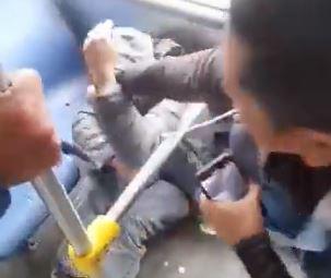 VIDEO: Un grupo de ciudadanos propinó una paliza a dos sujetos que habrían robado varios celulares en un bus de Quito