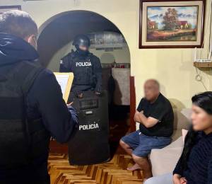 Fotografía que muestra a dos de los sospechosos tras un allanamiento a una vivienda.