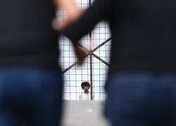 Familiares de presos siguen esperando por información de sus seres queridos frente a la cárcel de Santo Domingo de los Tsáchilas (Ecuador).