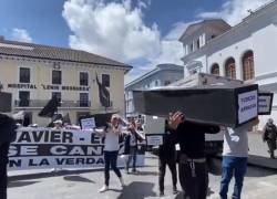 Marcha de ataúdes vacíos pide investigación por desaparecidos en Ecuador