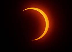 La luna cruza frente al sol durante el eclipse solar anular en Penonomé, Panamá, el 14 de octubre de 2023.