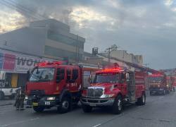 Fotografía que muestra los vehículos de bomberos en la avenida Juan Tanca Marengo.
