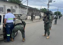 Fotografía que muestra a militares desplegados en la ciudad de Manta.