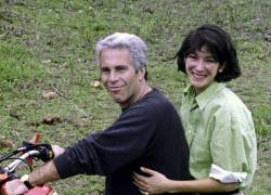 La socialité británica Ghislaine Maxwell y el financiero estadounidense Jeffrey Epstein.