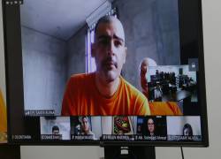 Fotografía que muestra a Aquiles conectado para una audiencia desde la Cárcel del Encuentro, en la provincia de Santa Elena.