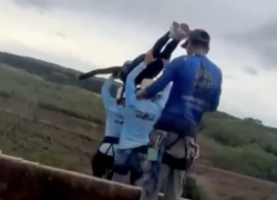 Tres instructores de bungee jumping van a prisión por haber lanzado a una mujer al vacío.