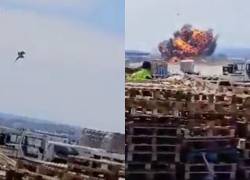 Un caza F18 español se estrella en una exhibición y el piloto consigue eyectarse a tiempo.