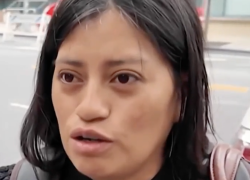 Mónica Moreta Galarza fue agredida por un agente migratorio.