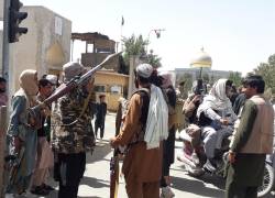 Militantes talibanes patrullan después de tomar el control de la casa del gobernador y la ciudad de Ghazni, en Afganistán.