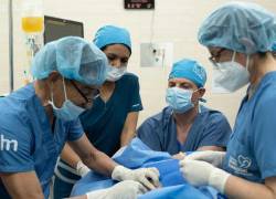 Médicos realizan cirugía de alta complejidad.