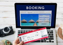Imagen referencial de usuaria realizando reservación en la plataforma Booking.com