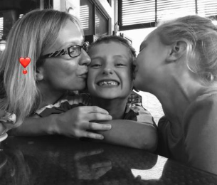 $!En la fotografía de izquierda a derecha Beata Kowalski, madre de Maya.