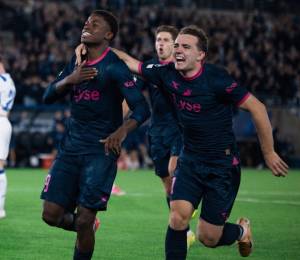 Jugadores de Viking FK celebrando la anotación ante Dinamo Zagreb en los playoffs de Champions League.