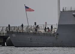 Los miembros de la tripulación del buque de guerra de la Armada de los EE. UU. USS Sampson (DDG 102) son fotografiados en la Terminal Internacional de Cruceros de Amador en la Ciudad de Panamá.