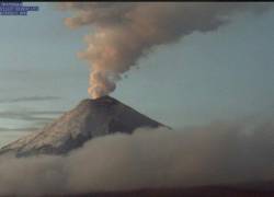 Imagen del volcan Cotopaxi y las emisiones que provienen de él.