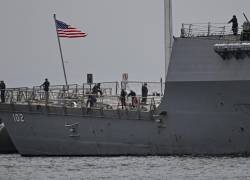 Miembros de la tripulación del buque de guerra USS Sampson (DDG 102) de la Armada de los Estados Unidos aparecen en la Terminal Internacional de Cruceros Amador en Ciudad de Panamá el 2 de septiembre de 2025.