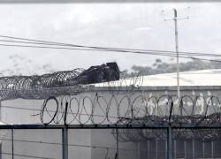 Fotografía de la seguridad que se yergue sobre las murallas de la Penitenciaría del Litoral.