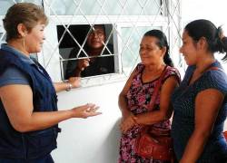 Familias en la provincia de Napo recibiendo el Bono de Desarrollo Humano.