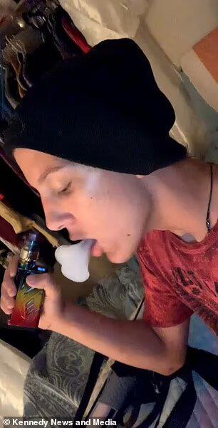 $!Hatfield solía mostrarse en redes sociales fumando con frecuencia durante su adolescencia.