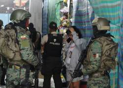 Elementos de la Policía Nacional y las Fuerzas Armadas en el pasillo en el que se produjo el ataque armado.