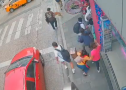 Un video captado por una cámara de seguridad registró el hecho violento ocurrido en las calles Tungurahua y Quisquís.