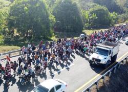 Migrantes que integran el 'Viacrusis migrante' caminan en caravana este miércoles, en el municipio de Villa Comatitlán en el estado Chiapas (México).