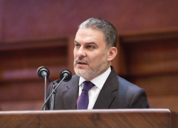 José Serrano permanece recluido en Estados Unidos.