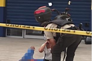 $!La cónyuge del fallecido tuvo que ser asistida por otros uniformados para estabilizarse mentalmente debido al estado de shock que presenciar el hecho le generó.