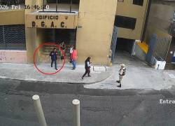 Captura de video de cámara de videovigilancia que muestra a Rojas saliendo del edificio de la Dirección General de Aviación Civil (DGAC).