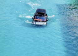 Vehículo flota en el agua.