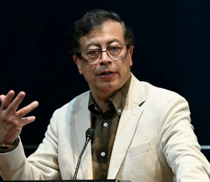 Gustavo Petro niega tener negocios con Luisa González y responde a acusaciones de Daniel Noboa