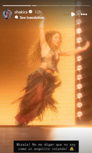 $!Los fans aplaudieron el profesionalismo de Shakira tras la caída en el escenario: “hasta para caerse tiene estilo”, comentaron en redes.