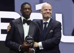 El futbolista francés Ousmane Dembelé junto al presidente de la Fédération Internationale de Football Association (FIFA), Gianni Infantino.